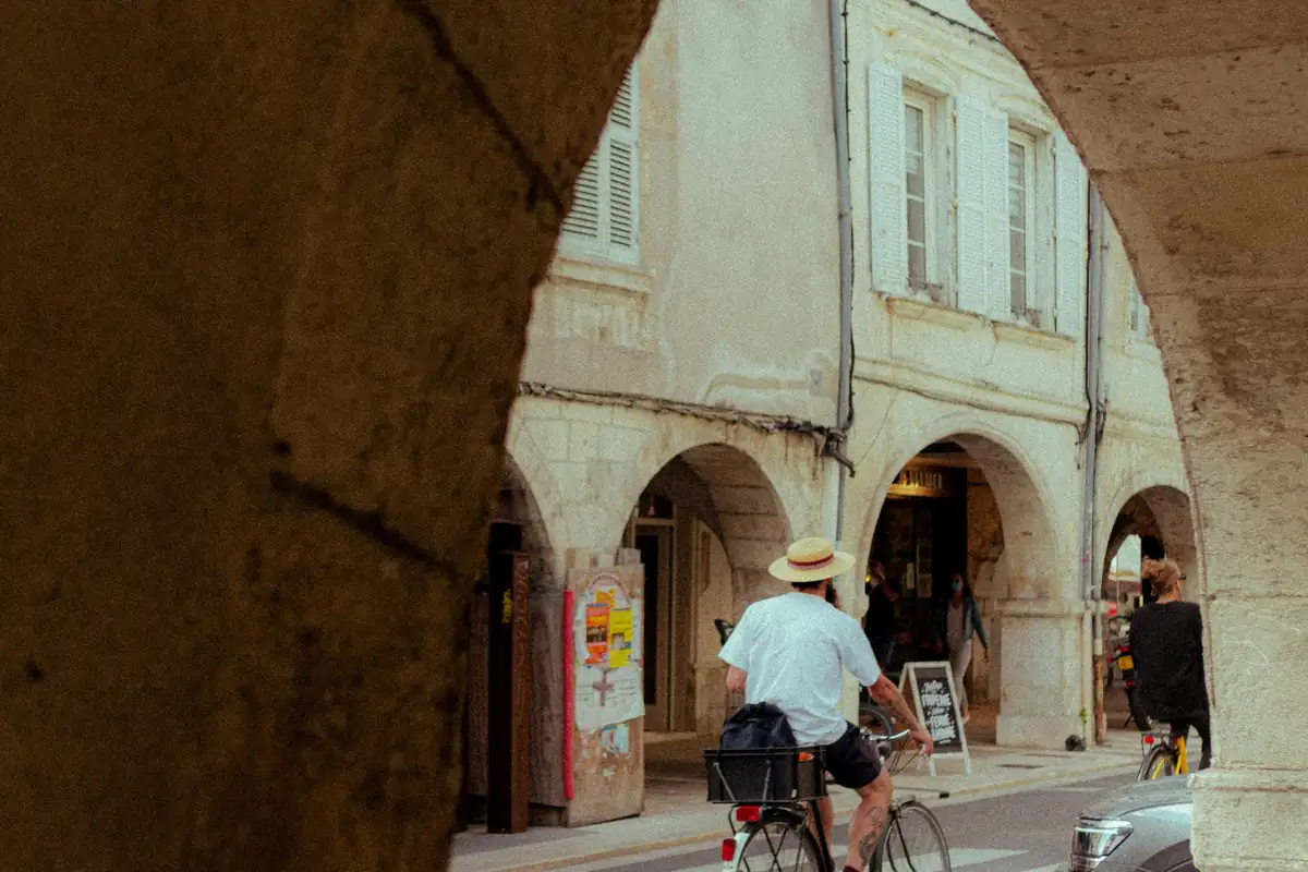 Rue à arcades du centre de La Rochelle