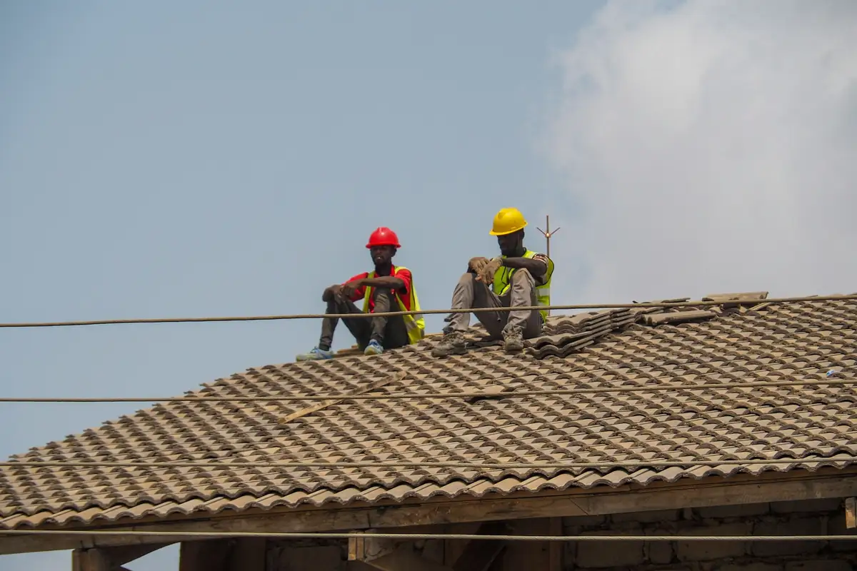 Couvreurs sur une toiture de tuiles, illustration