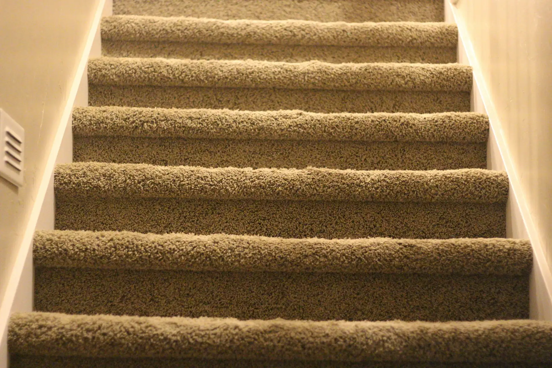 Marches d’escalier habillées de moquette, illustration