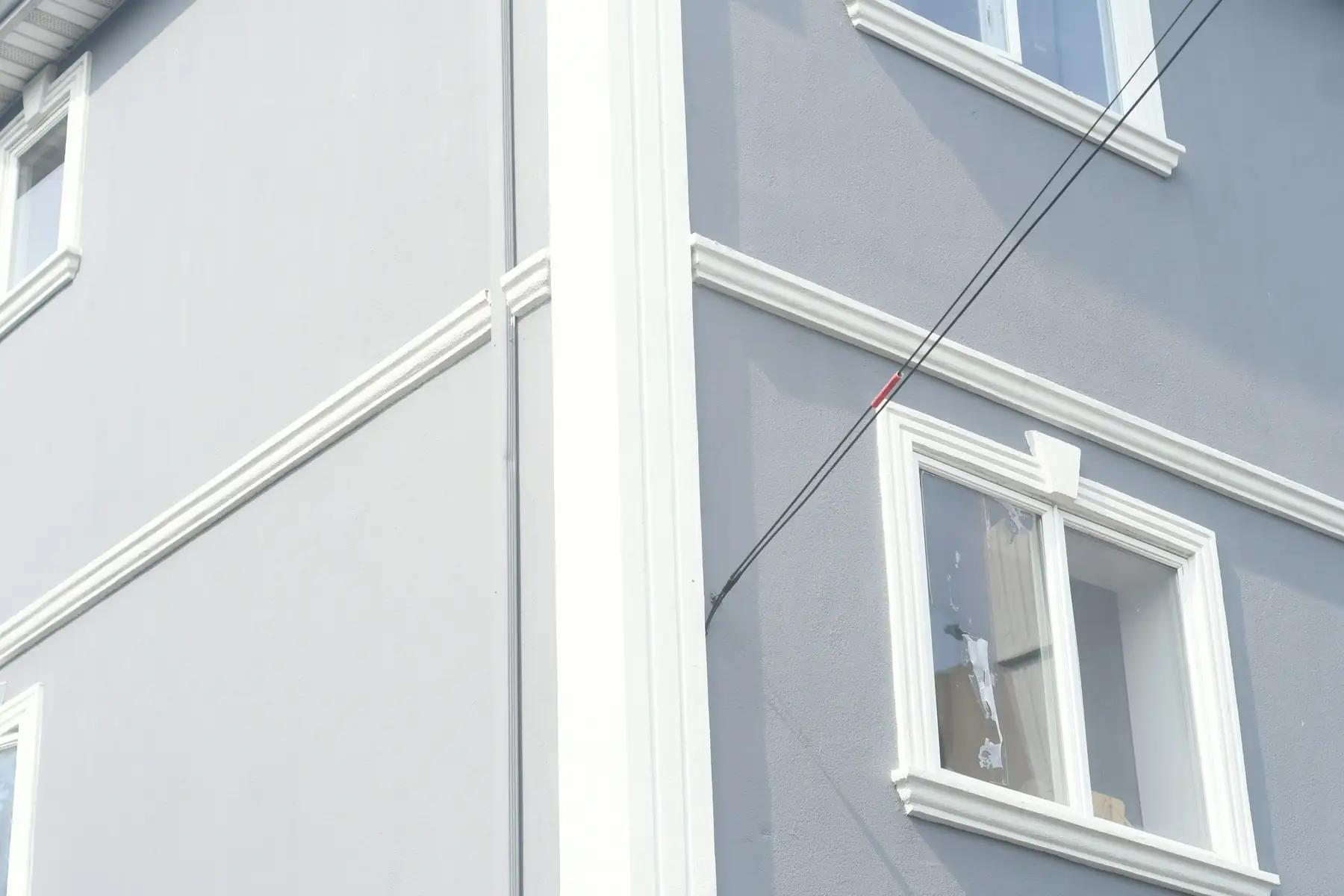 Façade enduite gris perle et encadrements blancs, illustration