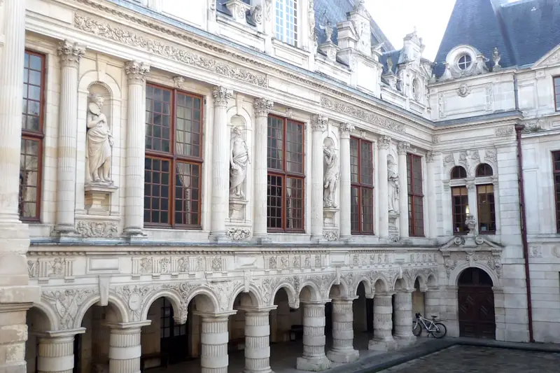 Cour de l’hôtel de ville de La Rochelle : galerie à arcades et façade Renaissance en pierre de taille