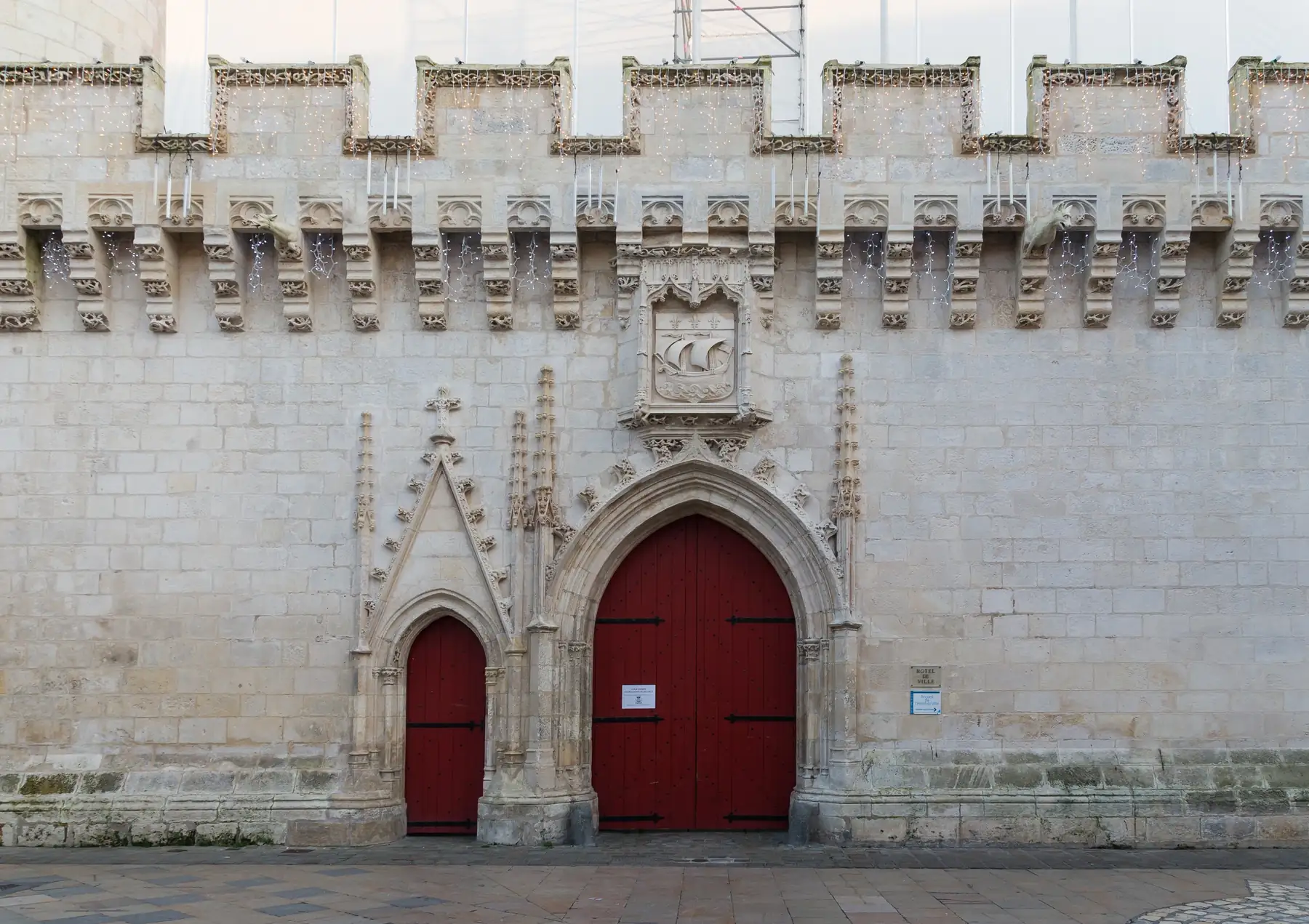 Enceinte de l’hôtel de ville de La Rochelle, pierre calcaire