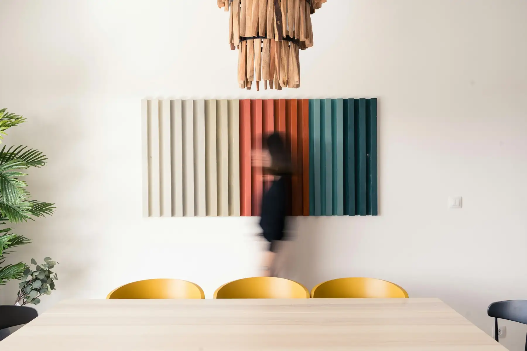 Salle à manger au mur garni de panneaux acoustiques en feutre de couleur