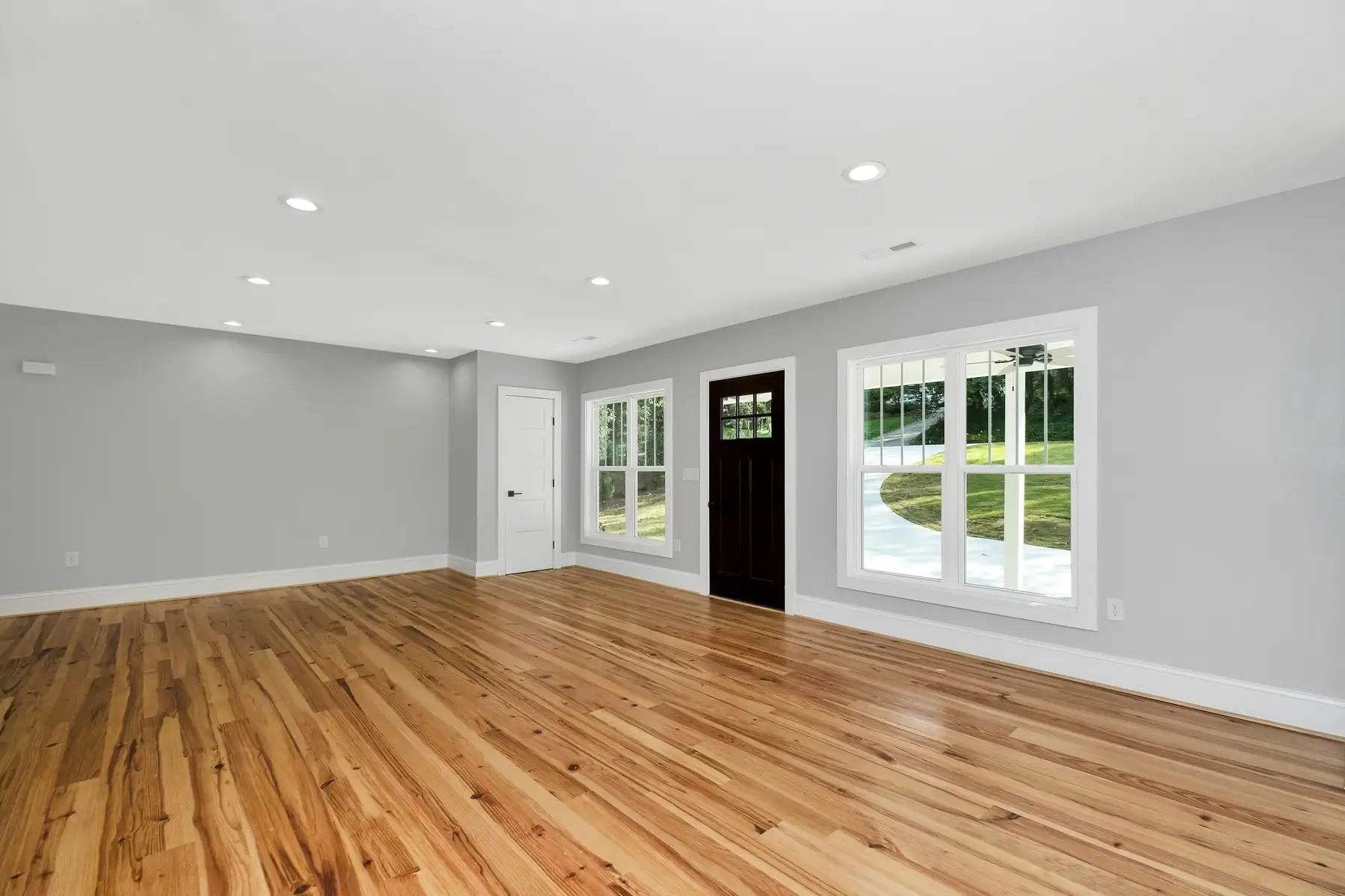 Grande pièce vide et lumineuse, parquet en chêne clair posé à lames larges