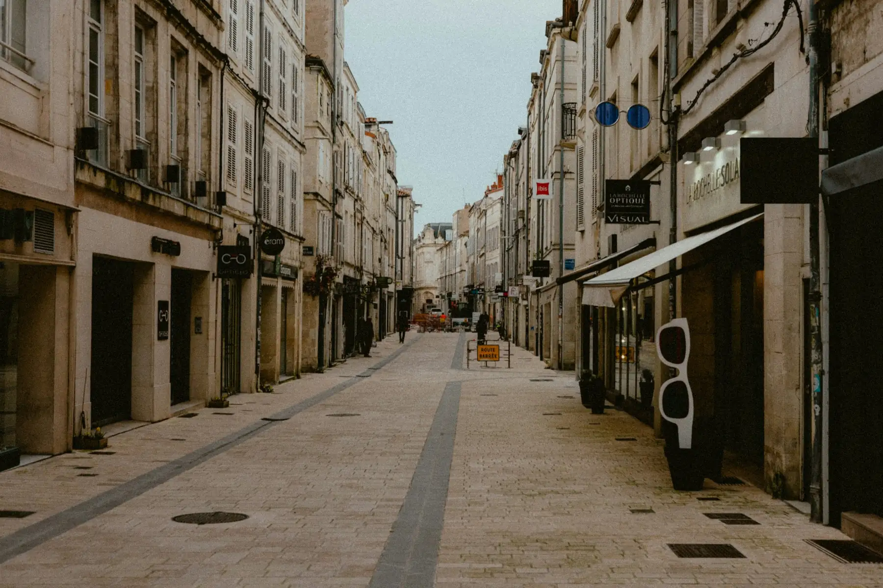 Façades de calcaire clair, la pierre du département